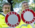 Bild: Peter Kneffel/dpa
Ministerpräsident Markus Söder (links) und Kultusminister Michael Piazolo mit Warnwesten und Haltekelle der Schulweghelfer an einem Strassenübergang. in München,