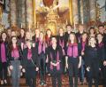 Bild: wel
Pink ist die Erkennungsfarbe des Chors "Ganz & Gar". Mittlerweile gehören auch drei Männer dem Chor an, sie spielen Gitarre, Mundharmonika und Cajon.