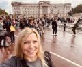 Bild: Stefanie Lenz/exb
Stefanie Lenz aus Amberg war übers Wochenende in London und erlebte mit, wie Briten und Touristen gleichermaßen zum Buckingham-Palast strömten, um dort Blumen für die verstorbene Queen Elizabeth II. niederzulegen.
