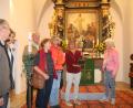 Bild: war
Traudl Klinger (Mitte) zeigt das mit einer Widmung des Spenders versehene Altarkreuz in der evangelischen Nikolauskirche in Etzenricht. Auf dem Altarbild im Hintergrund sollen Etzenrichter Bürger dargestellt sein.