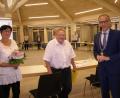 Bild: pz
Dr. Jürgen Mahner (Mitte) bekam von Bürgermeister Bernd Sommer die Ehrennadel in Silber der Stadt Waldsassen verliehen. Mahners Ehefrau Sabine erhielt einen Blumenstrauß.