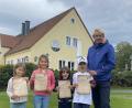 Bild: kro
Das Kindergolfabzeichen erwarben (von links) Greta Vollath, Charlotte Kirchner, Joshua Gatrall und Samuel Pecko. Pro Matthew Gatrall (rechts) gratulierte.