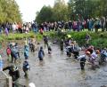 Archivbild: ubb
Massenansturm auf das "schönste Fischerdorf Ostbayerns": Jahr für Jahr wiederholte sich der Run auf die Kornthaner Karpfenkirwa. Solche Bilder wie beim Abfischen für Kinder wird es vorerst nicht mehr geben.