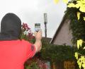 Bild: Gabi Schönberger
Thomas Negrasus wagt sich nur mit Schutz ins Freie. Der Mobilfunkmast vor seinem Haus strahle zu stark, sagt er. Mit einem Gerät misst er die elektromagnetische Strahlung.