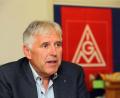 Bild: Wolfgang Steinbacher
Horst Ott, der 1. Bevollmächtigte der IG Metall Verwaltungsstelle Amberg, macht deutlich, dass sich die Arbeitnehmer bei den anstehenden Tarifverhandlungen nicht mit einer Billiglösung abspeisen lassen wollen.