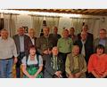 Bild: ufh
Gemeinsam mit Zweitem Schützenmeister Uwe Friedrich und Zweitem Bürgermeister Georg Götz (hinten, von links) sowie Altbürgermeister Hans Kummert (rechts) ehrt Schützenmeister Werner Wendl (hinten, Vierter von links) langjährige Mitglieder. Darunter für 70 Jahre Hans Stiegler und Josef Sichelstiel (sitzend, Zweiter und Dritter von links).