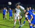 Bild: gud
Mit einem wuchtigen Kopfball erzielte Felix Weiss (weißes Trikot) den 2:2-Ausgleich. Am Ende unterlag der SV Schwarzhofen aber gegen die SpVgg SV Weiden II mit 2:1.