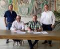 Bild: Josef Glas
Bürgermeister Ludwig Gürtler (Zweiter von rechts) unterzeichnet den Kooperationsvertrag. Mit dabei ist Andreas Rudloff (rechts), Regionalmanager der Deutschen Telekom, und (von links) Eduard Maier, Berater Breitbandtechnik und Planung, und Rainer Spiegel, kommunaler Ansprechpartner der Deutschen Telekom Technik.