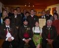Bild: bk
Sebastian Ludwig, Manuel Knötig, Sophie Rettinger, und Reinhold Tafelmeyer bilden das Führungsquartett (vorne von links). Ihnen gratulieren Gauschützenmeister Wolfgang Weiß und Dritter Bürgermeister Thomas Schönberger (hintere Reihe von links).