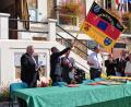 Archivbild: Archiv Peter Gold/exb
Zum 10-jährigen Bestehen der Städtepartnerschaft zwischen dem französischen La Ville-du-Bois und Tirschenreuth im Jahr 2011 schwenkt Tirschenreuths Bürgermeister Franz Stahl eine Flagge mit der Aufschrift „Partnerstadt La Ville-du-Bois 2001“. Coronabedingt mit einem Jahr Verspätung feiern beide Orte heuer das 20-Jährige.