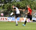 Archivbild: Hubert Ziegler
Susanne Stich (links) erzielte in ihrem ersten Punktspiel im Trikot des Bayernligisten TSV Theuern drei Tore beim 4:0-Sieg gegen den FC Stern München.