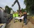 Bild: adj
Bauleiter Markus Brüderer (von links), Polier Tobias Klier und Architekt Mirko Bert informieren zweiten Bürgermeister Josef Langgärtner und Bürgermeister Reinhard Sollfrank über den Stand der Baumaßnahme in der Berg- und der Humboldt-Straße in Parkstein..