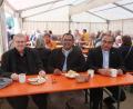 Bild: rha
Die Damen des Frauenbundes hatten wieder fleißig gebacken. Pfarrer Dietmar Schindler (links), Pater Robin Xavier (Mitte) und Pater Jimmy Joseph lassen sich nach dem Seniorengottesdienst Kaffee, Kücheln und Torten im Festzelt schmecken.