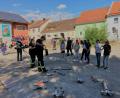 Bild: gz
Zahlreiche Jugendliche zeigen Interesse am Feuerwehrtag und bestaunen die vielfältige Ausrüstung der Eslarner Wehr.