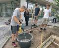 Bild: Sebastian Birzer/exb
Niclas, Anastasia, Sebastian und Johann aus der Jahrgangsstufe Acht der Krötensee-Mittelschule rühren bei der Firma Habig Beton für das Ringfundament eines Gewächshauses an.