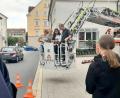 Bild: Bundespolizei/exb
Schoolguards in der Drehleiter der Feuerwehr Weiden.