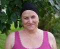 Bild: Sebastian Böhm
Yvonne Müller mit ihrer "Schutzmütze": Der 52-Jährigen fällt es schwer, den Haarausfall wegen der Chemotherapie zu akzeptieren.