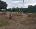 Bild: gi
Nach dem offiziellen Teil unterziehen die jungen Biker die neue Pumptrack-Anlage in Moosbach sofort einem Test.