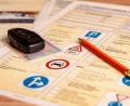 Symbolbild: Sebastian Luenenstrass/Sauerlandpics – stock.adobe.com
Für den Führerschein der Klasse B, also für ein Auto, muss man als Fahrschülerin oder Fahrschüler 14 mal 90 Minuten Theorieunterricht besuchen, sagt Fahrlehrer Jürgen Jaspers.