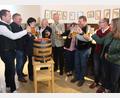 Bild: usc
Vertreter der Brauerei und des ACM und der Festwirt stießen mit Oberbürgermeister Michael Cerny (Zweiter von links) und MdL Harald Schwartz (Fünfter von links) auf eine schöne Dult an.