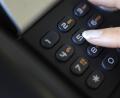 Bild: Marc Müller/dpa
Eine Frau gibt auf einer Telefontastatur eine Nummer ein. Die Stadtwerke warnen vor aufdringlichen Anrufen von Callcentern, die angeblich Gas und Strom anbieten.