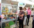 Bild: stg
Mitglieder der Kemnather Fairtrade-Steuerungsgruppe bestückten die Vitrine in der Sparkasse mit einer Auswahl an Fairtrade-Produkten.