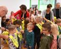 Bild: gf
EPHK Andreas Weigert, Rektorin Marion Weigl, Klassenleiterin Ulrike Doschat und Gernot Schötz (v.l.n.r.) verteilten an die Erstklässler gelbe Warnwesten, damit die Kinder auf den Schulweg auch bei schlechter Sicht schon von Weitem erkannt werden.
