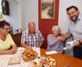 Bild: bkr
Bürgermeister Thomas Kaufmann hatte für Hildegard Hösl das Landkreisbuch als Geschenk mitgebracht. Der Jubilarin gratulierten auch Sohn Karl und dessen Frau Roswitha (von rechts).
