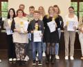 Bild: zch
Landrat Roland Grillmeier (links), Thodora Kupke (Zweite von rechts), Musikschulleiter Tobias Böhm (rechts) und stellvertretende Musikschulleiterin Klaudia Korman (hintere Reihe links) gratulierten den erfolgreichen Schülerinnen und Schülern.