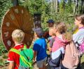 Bild: ld
Zum Ende der Sommerferien stand ein Ausflug für die Mitglieder der Kinderfeuerwehr Fuhrmannsreuth auf dem Programm. Der Weg führte nach Fuchsmühl in den Walderlebnispfad.