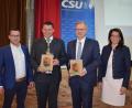Bild: bnr
Die Delgiertenversammlung des CSU-Kreisverbandes nominierte MdL Alexander Flierl (Zweiter von rechts) und Landrat Thomas Ebeling (Zweiter von links) zu den Stimmkreiskandidaten für die Landtags- und Bezirkstagswahl 2023. Zur Wahl gratulierten MdB Martina Englhardt-Kopf (rechts) und Matthias Meier (links).