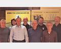 Bild: Sebastian Klamt/exb
Bürgermeister Johannes Reger (links) und TSV-Vorsitzender Bernhard Reis (Zweiter von rechts) gratulierten dem im Amt bestätigten Vorstandsteam. Mit im Bild (von links) Herbert Stengl, Ulrike Böhm, Stefan Klamt, Wolfgang Hoffmann, Berthold Seitz, Fabian Kastner und Norbert Martetschläger.