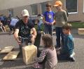 Bild: wro
Beim Zusammensetzen und -schrauben half Matthias Gibhardt (Bildmitte) den Kindern. Der Vorsitzende des Imkervereins und Revierförster konnte auch viel über Hummeln erzählen.