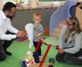 Bild: wro
Bürgermeister Matthias Grundler (links) nutzte die Gelegenheit, um mit Ramona Schmid (rechts) und einem Krippenkind Spielsachen auszuprobieren.