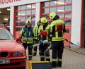 Bild: exb/Smith
Aktive der Feuerwehr Windischeschenbach bei der Leistungsprüfung. Im Mittelpunkt steht der Umgang mit dem Rettungsspreitzer bei einem Unfall.