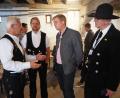 Bild: krb
Tobias Knauer (Zweiter von rechts), Leiter des Weidner Bildungszentrums der Handwerkskammer, im Gespräch mit Peter Aicher (links) einem der führenden Vertreter des Bayerischen Zimmererhandwerks.