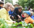 Bild: Gabi Schönberger
Die Grünen in ihrem Element: Bundesfamilienministerin Lisa Paus und Fraktionschef Ludwig Hartmann bei der Kartoffelernte im Weidener Kindergarten Sankt Markus.