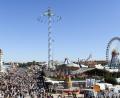 Bild: Tobias Hase/dpa
Menschen drängen sich auf der Wiesn, in der Mitte steht das Fahrgeschäft „Bayern-Tower“, ein Riesen-Kettenkarussell.