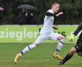 Bild: Büttner
Der Manteler Alexander Golling stürmt auf den Schirmitzer Torwart Michael Schön zu, wobei die Chance nichts einbringt. Der VfB Mantel unterlag in Schirmitz klar mit 2:5 und bleibt in der Kreisliga Nord weiter sieglos.