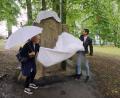 Bild: Martin Stolař/exb
Bürgermeister Antonín Jalovec und Abteilungsleiterin Marcela Brabačová enthüllen das restaurierte Denkmal.