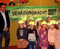 Bild: R. Kreuzer
Die Kinder der Clausnitzerschule erhalten gelbe Caps, die sie schützen sollen. Das freut auch Rektor Johannes Arndt.