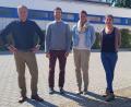 Bild: Andreas Fröhlich/exb
Schulleiter Christian Schwab (von links) mit den neuen Lehrern Florian Kaspari (Mathematik/Sport), Alexandra Bellmann (Englisch, Geographie und Sport) sowie Christine Steinhauser (Französisch, Spanisch, Englisch).