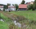 Bild: bö
Die Engstelle des Elsenbaches im alten Dorf von Ebermannsdorf ist der neuralgische Punkt für das Hochwasserkonzept, weil der Bachverlauf dort verrohrt und teilweise überbaut ist.