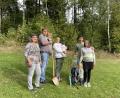 Bild: Daniela Herdegen/exb
Diese zwei jungen Familien freuen sich über den „Babybaum“ des Gartenbauvereins Fuchsberg.