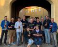 Bild: gis
Braumeister Johannes Ponnath (dritter von links) präsentierte der Feuerwehr Fichtelberg das Festbier für das Fichtelberger Oktoberfest.