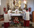 Bild: rha
In das Vaterunser des Kirchenchors Sorghof stimmen auch die Priester gerne ein. (Von links): Pater Robin Xavier, Pfarrer Thomas Helm und Pater Jimmy Joseph.