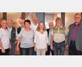 Bild: rgr
Beim MGV 1890 mit gemischtem Chor gibt es einen neuen Vorstand: (von rechts) Rudolf Haupt, Michael Schultes, Gerhard Mark, Chorleiterin Riita Michelson, Brigitta Bernklau (Vierte von links) und Johann Mehrl (Zweiter von links). Der Dank von Gerhard Huber (links) von der Sängergruppe Weiden gilt zudem den langjährigen Mitgliedern Adolf Flor und Helmut Dostler (Dritter und Fünfter von links).