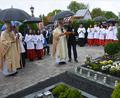 Bild: jr
Am Grab der Resl am Friedhof in Konnersreuth beteten die Gläubigen um die Seligsprechung der Resl. Links Bischof Dr. Rudolf Voderholzer.