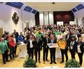 Bild: bph
Groß ist die Freude aller Gäste und insbesondere von Vorstandssprecher Bernhard Werner (vorne Bildmitte) und Vorstand Stefan Schiller (Dritter von rechts), dass aus dem Topf des VR-Gewinnsparens sage und schreibe 115 000 Euro ausgeschüttet werden konnten.