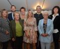 Bild: dob
FU-Vorsitzende Michaela Reger (vorne, Mitte) würdigt mit Landtagsabgeordnetem Stephan Oetzinger, stellvertretender FU-Kreisvorsitzender Bernadette Dechant aus Regensburg, sowie Bürgermeister Andreas Wutzlhofer (hinten, von links) Luise Schmidt-Huber und Theresia Wolfinger für 35 Jahre (von links) und Julia Braun (rechts) für 15 Jahre Mitgliedschaft. Auch Ehrenvorsitzende Lotte Hofmann (vorne, Zweite von rechts) gratuliert.